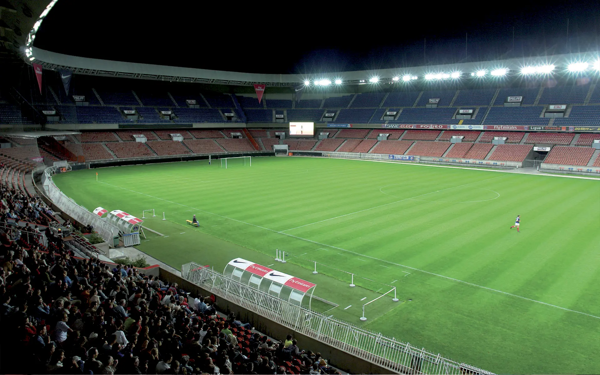 Numéro 10, une performance de Massimo Furlan, Paris Quartier d’Été, Parc des Princes, 2006. Photo Pierre Nydegger.