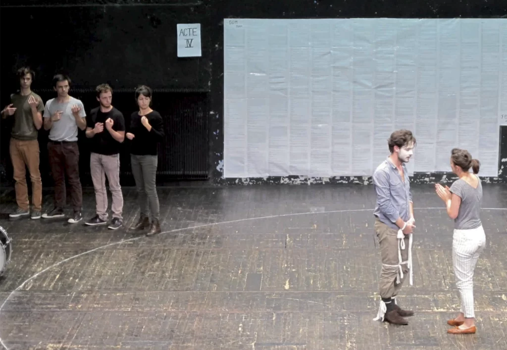 Pierre Laloge, Maxime Roger, Lucas Delesvaux, Judith Rutkowski, Benoit Martin, Asja Nadjar dans DOM JUAN de Molière, mise en scène Gwenaël Morin, dramaturgie Barbara Métais-Chastanier, assistant à la mise en scène Philippe Mangenot. Théâtre Permanent au Théâtre du Point du jour à Lyon, septembre 2013. Photo Élodie Erard.