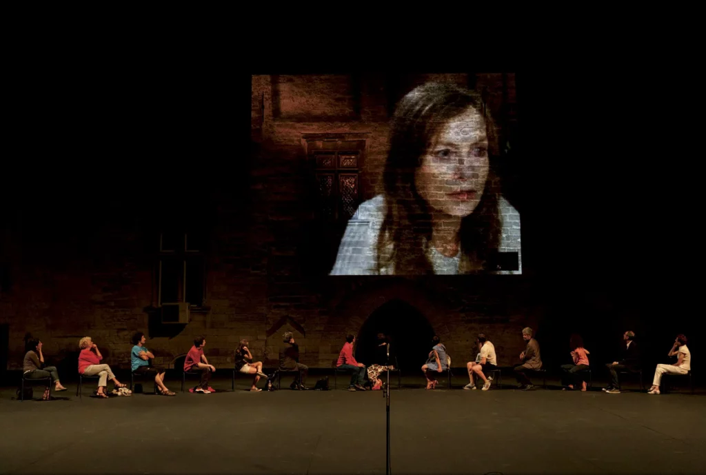 Isabelle Huppert dans COUR D’HONNEUR, mise en scène Jérôme Bel, Cour d’honneur du Palais des papes, Festival d’Avignon 2013. Photo Christophe Raynaud de Lage / WikiSpectacle.