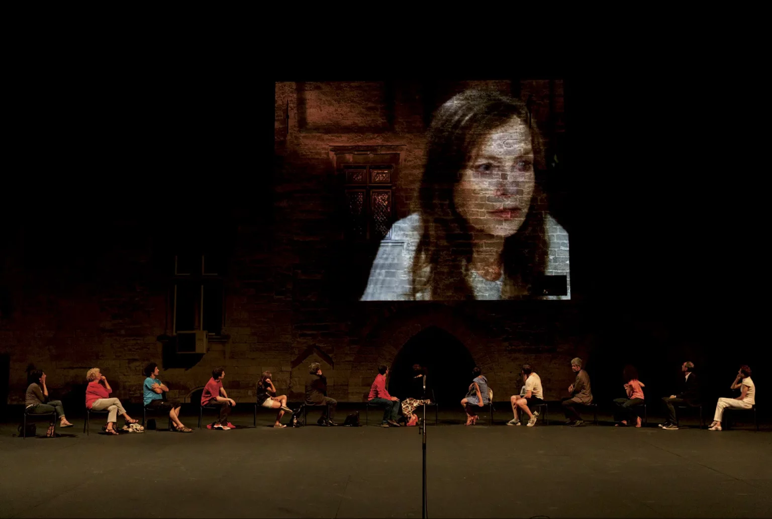 Isabelle Huppert dans COUR D’HONNEUR, mise en scène Jérôme Bel, Cour d’honneur du Palais des papes, Festival d’Avignon 2013. Photo Christophe Raynaud de Lage / WikiSpectacle.