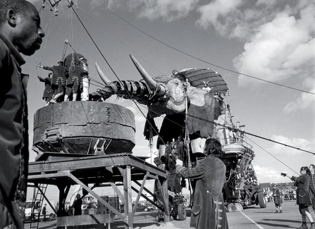 La visite du sultan des Indes sur son éléphant à voyager dans le temps," "Royal de Luxe. Calais 2006.
Photo Michel Vanden
Eeckhoudt.