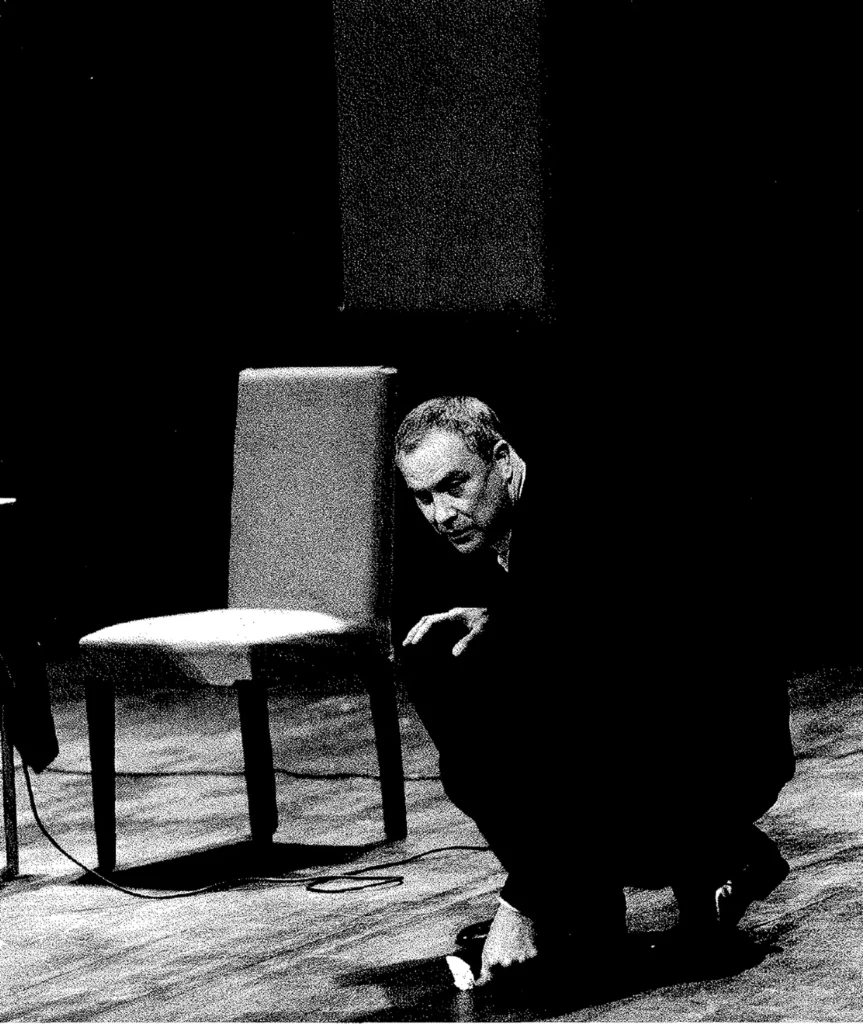 Robert Wilson et à l'arrière-plan Sacha Goldman « Théâtre des limites », mars 2000, Théâtre du CNSAD.