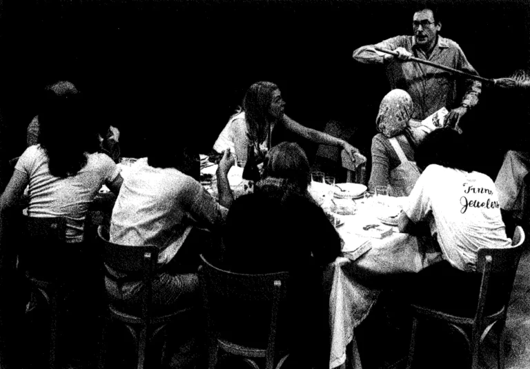 De face, Agnès Vanier et Antoine Vitez dans CATHERINE d'après LES CLOCHES DE BÂLE d'Aragon, 1975.