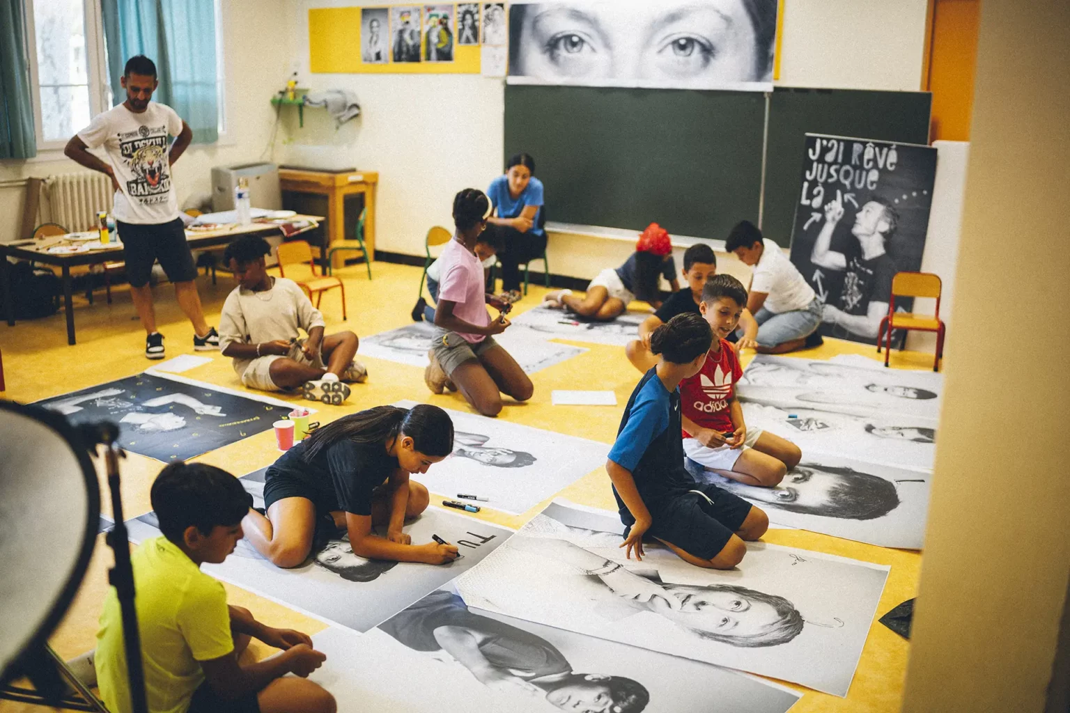 Un atelier d’arts plastiques pendant le festival Off, organisé par Le Totem à Avignon ©Le Totem