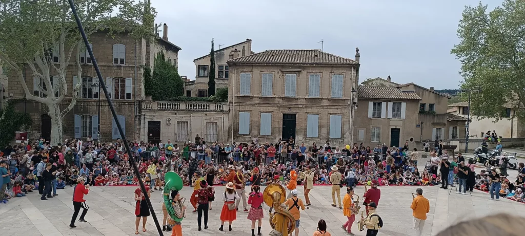 La Fanfare Haut les mains ! au festival Festo Pitcho, à Avignon, en 2024 ©Le Totem