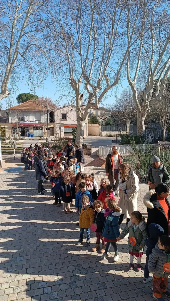 À l’entrée de la Maison Pour Tous Monclar, à Avignon, où est implanté Le Totem. ©Le Totem