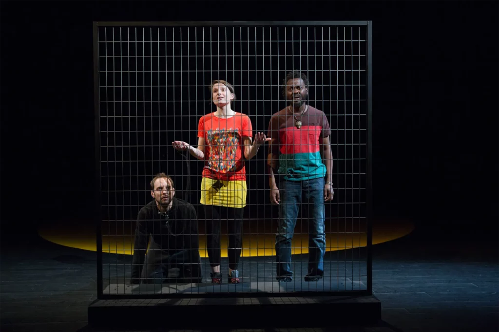 Yoan Charles, Flora Diguet et Lamine Diarra dans La Place du Chien de Marine Bachelot Nguyen. Maison du Théâtre à Brest, 2014. Photo Caroline Ablain.