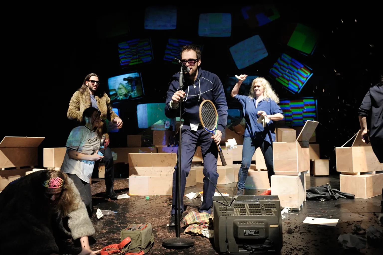 Aleksandar Radenkovic dans Common Ground de Yael Ronen, Gorki Theater, Berlin, 2017. Photo Thomas Aurin.