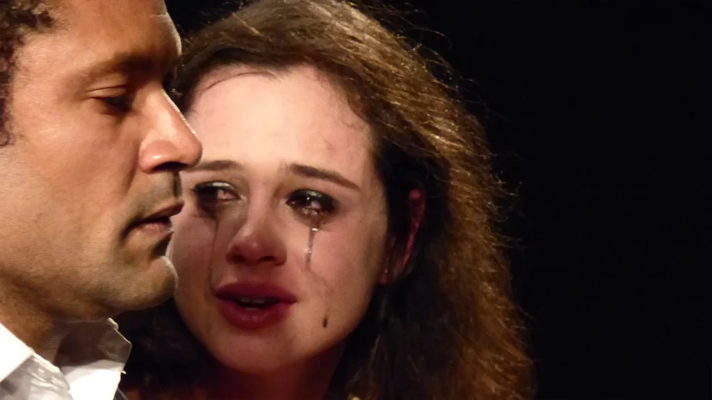 Julia Bernat, Rodrigo dos Santos, Paulo Camacho dans Julia d’après Mademoiselle Julie, d’August Strindberg, mise en scène Christiane Jatahy, Centquatre-Paris, 2017. Photos Marcelo Lipiani.