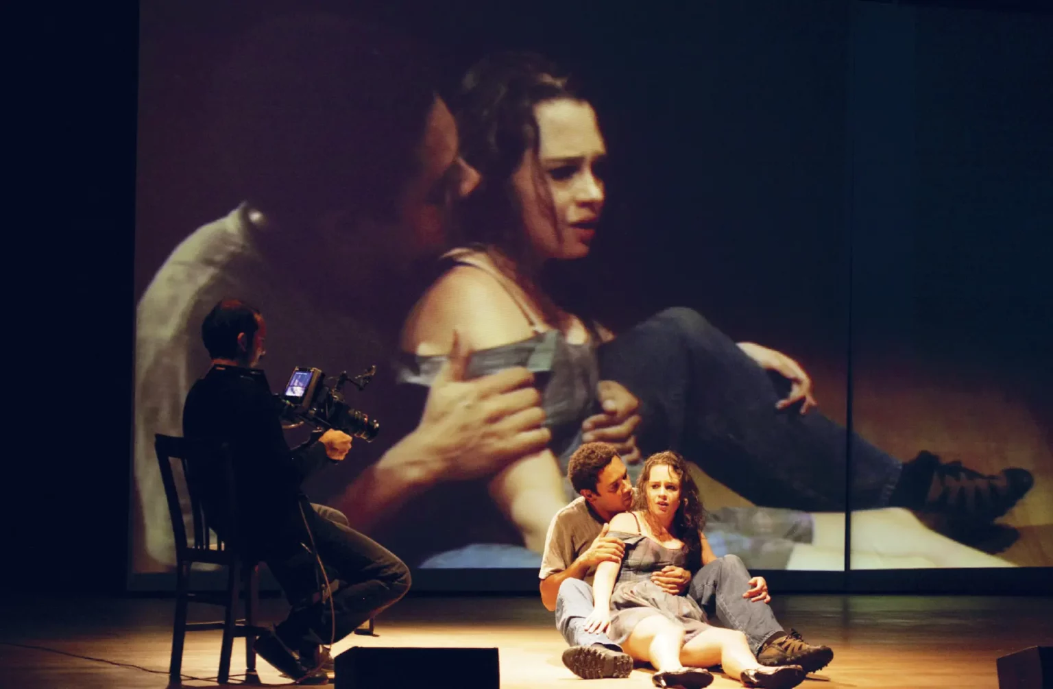 Julia Bernat, Rodrigo dos Santos, Paulo Camacho dans Julia d’après Mademoiselle Julie, d’August Strindberg, mise en scène Christiane Jatahy, Centquatre-Paris, 2017. Photos Marcelo Lipiani.