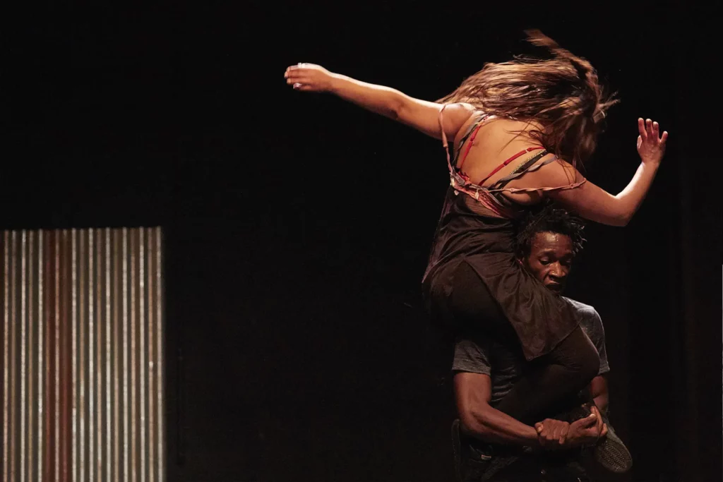 Ibrahima Camara et Oumaïma Manaï dans Tichelbe, Sans repères de Kettly Noël, Festival d’Avignon 2017. Photo Christophe Raynaud de Lage.