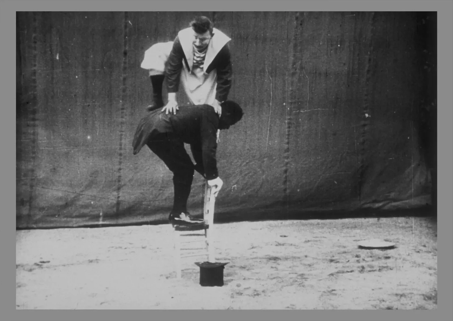 Footitt et Chocolat II. Acrobates sur chaise, film des frères Lumière, Paris, 1900. Photo Institut Lumière.
