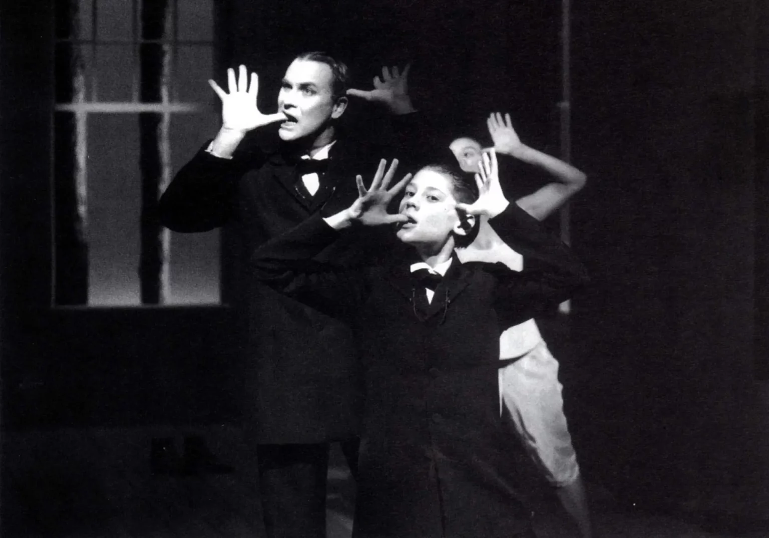 Robert Wilson, Charles Chemin, Marianna Kavallieratos. UNE FEMME DOUCE d'après Dostoïevski, mise en scène de Bob Wilson, 1994. Photo Enguerand