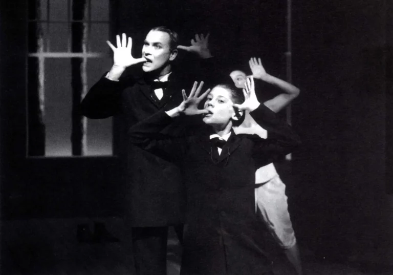 Robert Wilson, Charles Chemin, Marianna Kavallieratos. UNE FEMME DOUCE d'après Dostoïevski, mise en scène de Bob Wilson, 1994. Photo Enguerand