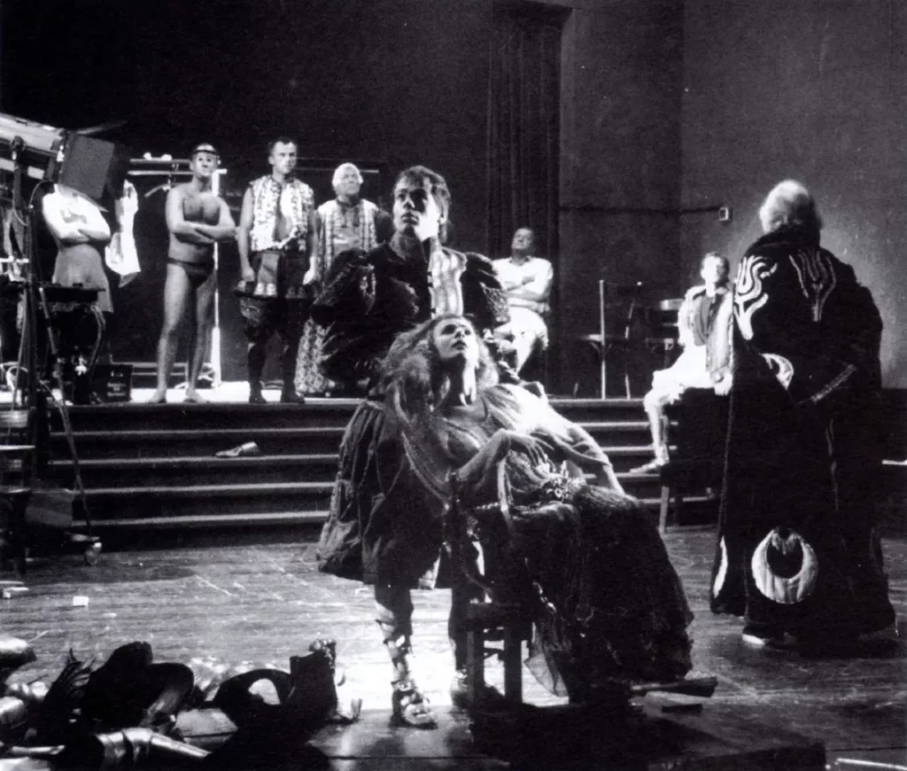 Tim Kalhammer et Wilturd Schreiner dans FOLIE DE TROILUS ET THÉATRE DE CRESSIDA, mise en scène de Marc Günther. Photo P. Manninger.