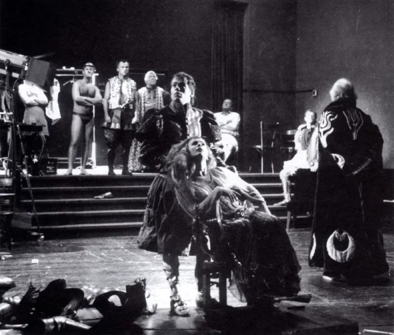 Tim Kalhammer et Wilturd Schreiner dans FOLIE DE TROILUS ET THÉATRE DE CRESSIDA, mise en scène de Marc Günther. Photo P. Manninger.