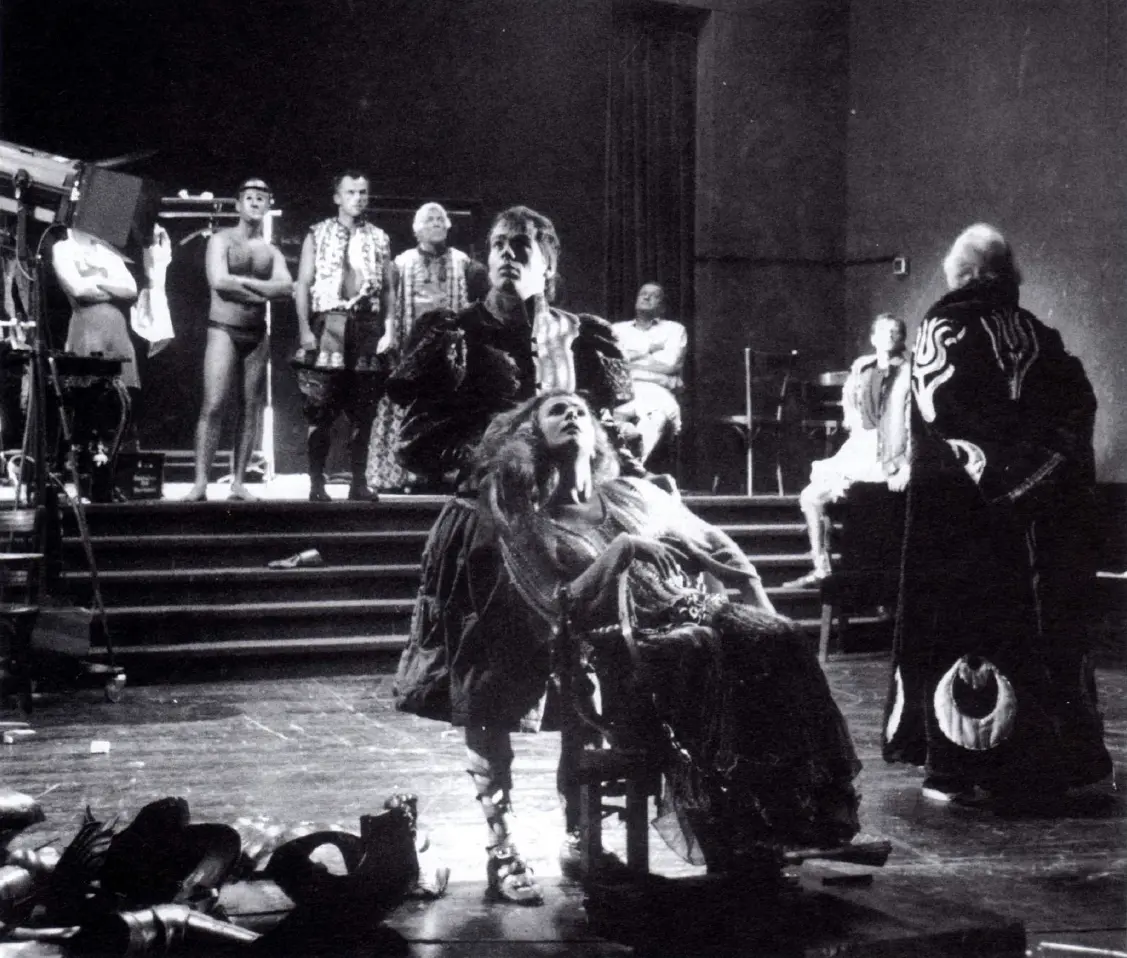 Tim Kalhammer et Wilturd Schreiner dans FOLIE DE TROILUS ET THÉATRE DE CRESSIDA, mise en scène de Marc Günther. Photo P. Manninger.