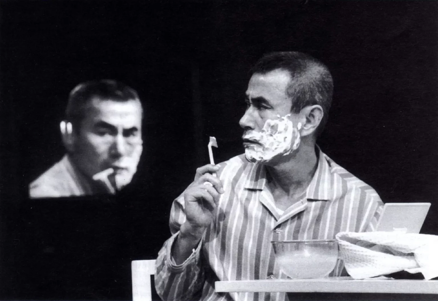 Yoshi Oïda dans L'HOMME QUI, un spectacle de Peter Brook d'après Oliver Sacks. Photo Gilles Abegg.