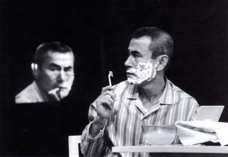 Yoshi Oïda dans L'HOMME QUI, un spectacle de Peter Brook d'après Oliver Sacks. Photo Gilles Abegg.