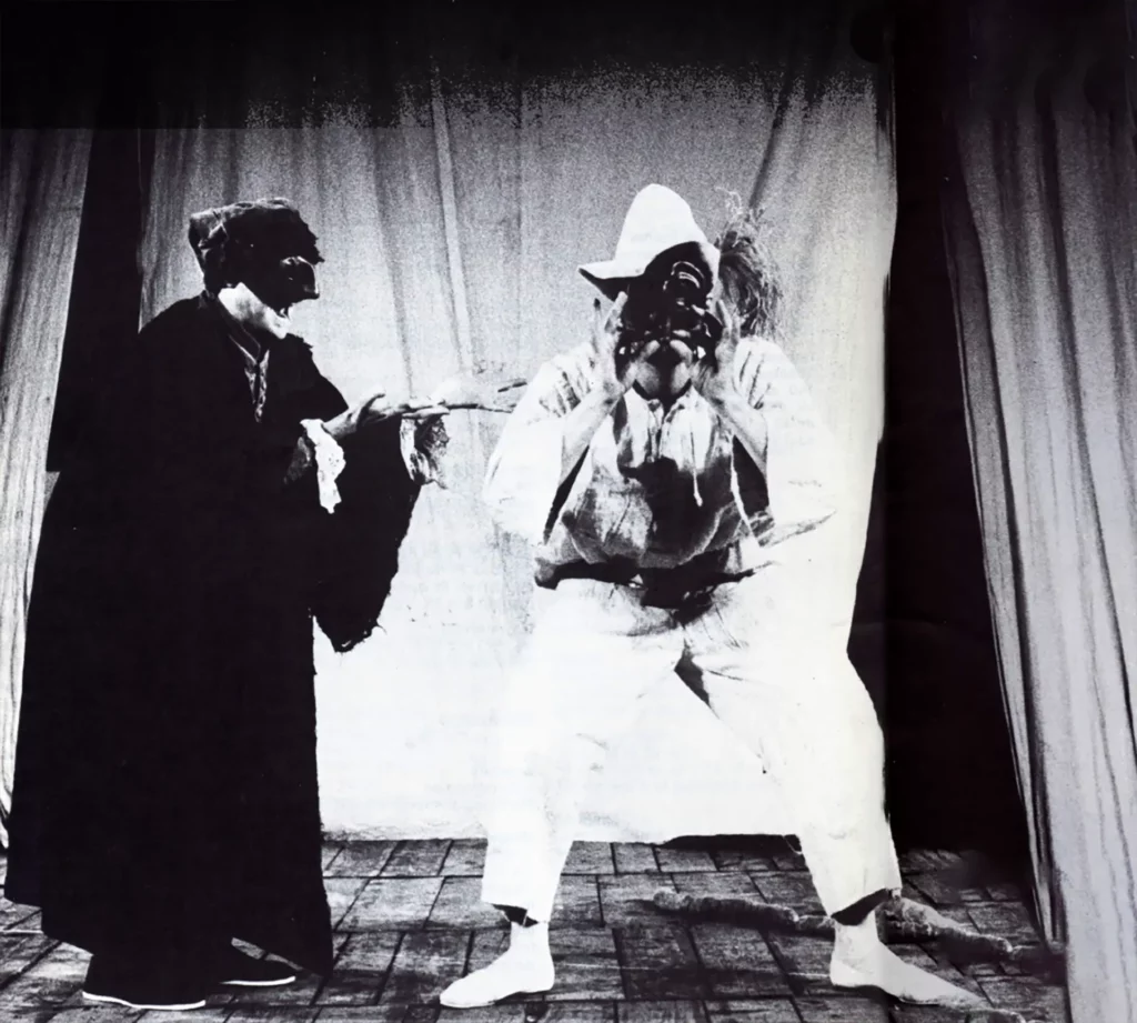 Marschere (Masques) (Commedia dell'Arte) par le théâtre di Porta Romana Mis en scène: Carlo Boso Avec: Carlo Boso Enzo Turin Maurizio Donadoni Franco Bonzoni Chicca Minini Pinara Pavanini