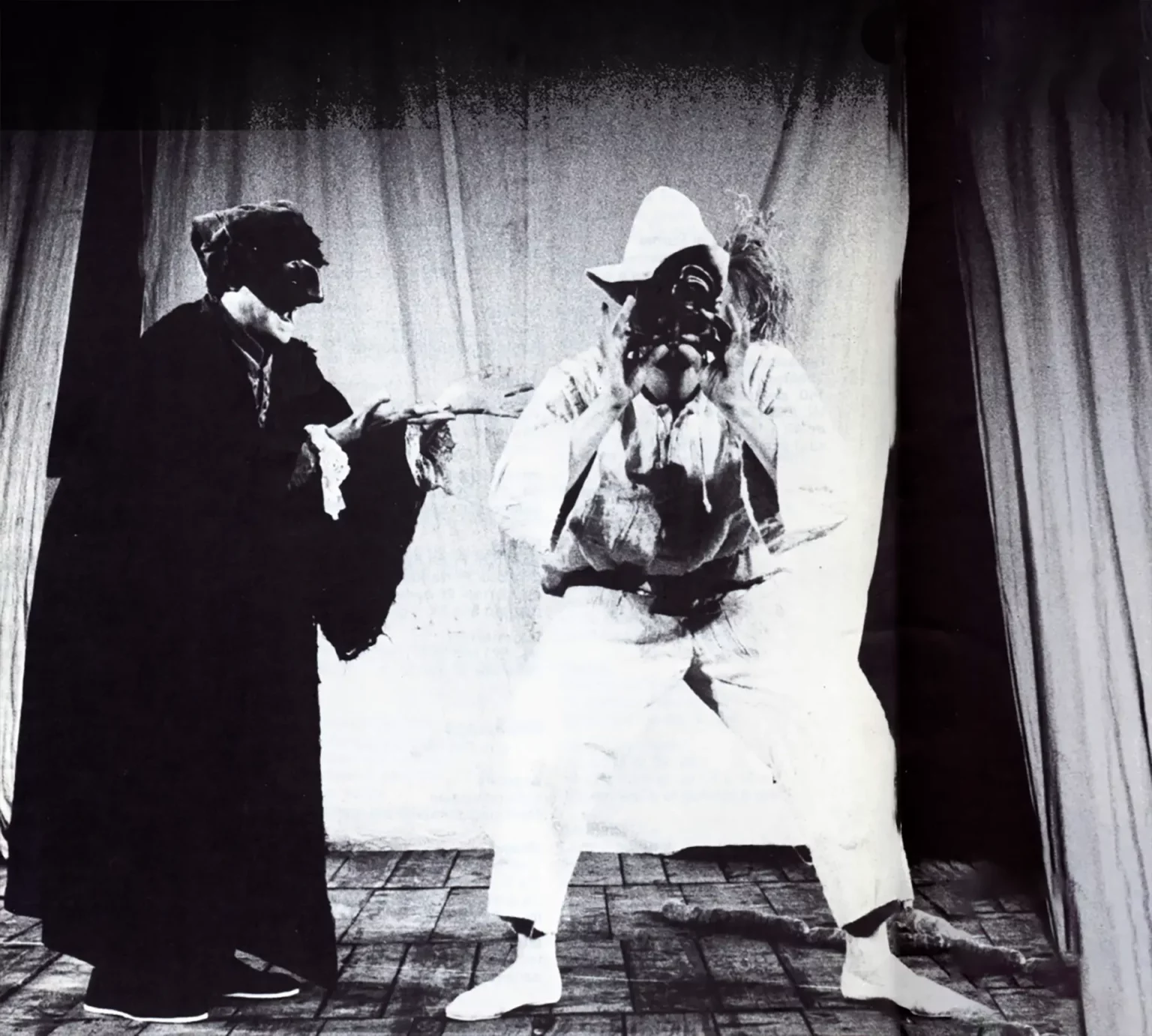 Marschere (Masques) (Commedia dell'Arte) par le théâtre di Porta Romana Mis en scène: Carlo Boso Avec: Carlo Boso Enzo Turin Maurizio Donadoni Franco Bonzoni Chicca Minini Pinara Pavanini