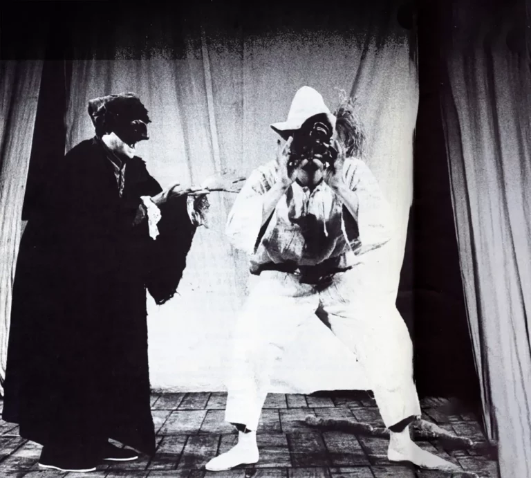 Marschere (Masques) (Commedia dell'Arte) par le théâtre di Porta Romana Mis en scène: Carlo Boso Avec: Carlo Boso Enzo Turin Maurizio Donadoni Franco Bonzoni Chicca Minini Pinara Pavanini
