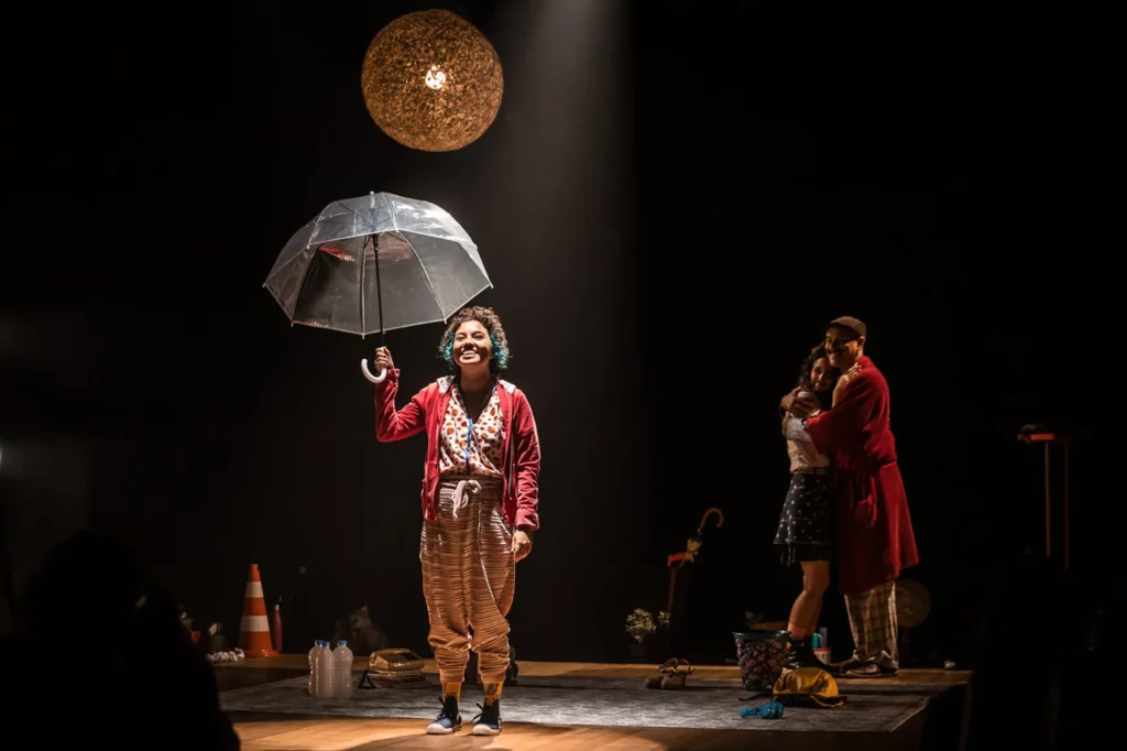 Spectacle Louise os orsos (« Louise les ours ») de la compagnie brésilienne Pandorga Companhia de Teatro, au programme de l’évènement « Générations lumineuses (Bright Generations) » entre mars 2025, à Marseille. Crédit : Renato Mangolin.