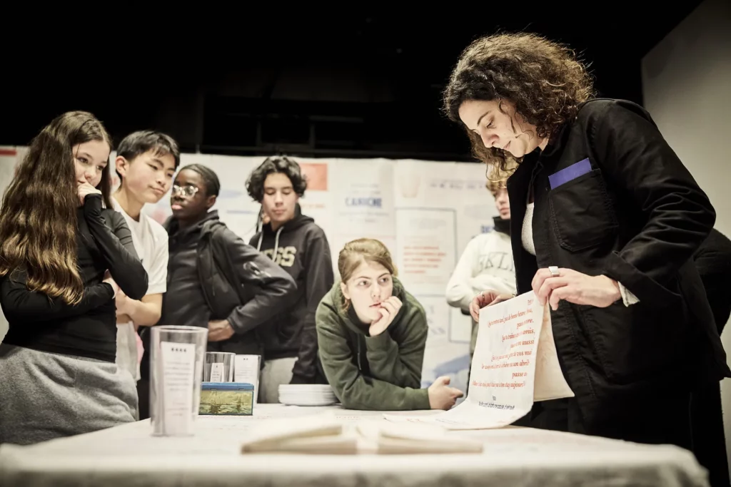 Une représentation de Mauvaise pichenette ! de Magali Mougel, un spectacle de la série Parcours KILLT-Ki lira le texte ? mis en scène par Olivier Letellier, produit par les Tréteaux de France. ©Christophe Raynaud De Lage