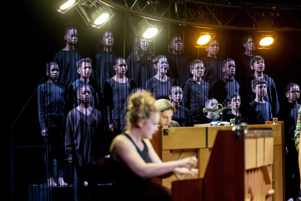 Un piano dans la montagne/Carmen, d'après Bizet, Compagnie Sandrine Anglade, Théâtre Jacques Carat, Cachan. Elèves de CM2 de l'école La Plaine à Cachan. Crédits photo : Nasser Berzane et Henri Perrot