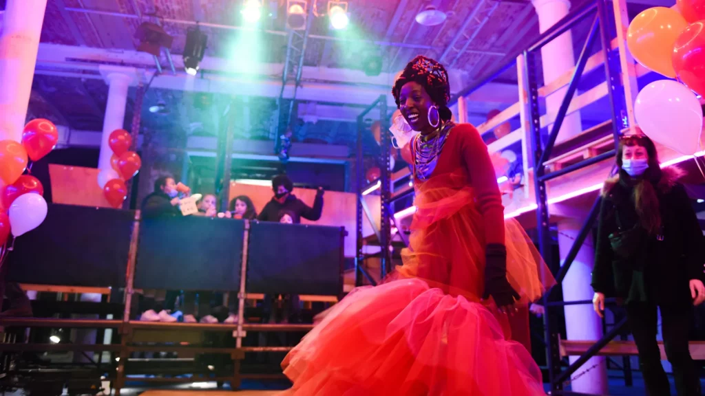 Queen Nikkolah, Laura Nsengiyumva, performance 2021, crédit Burezi