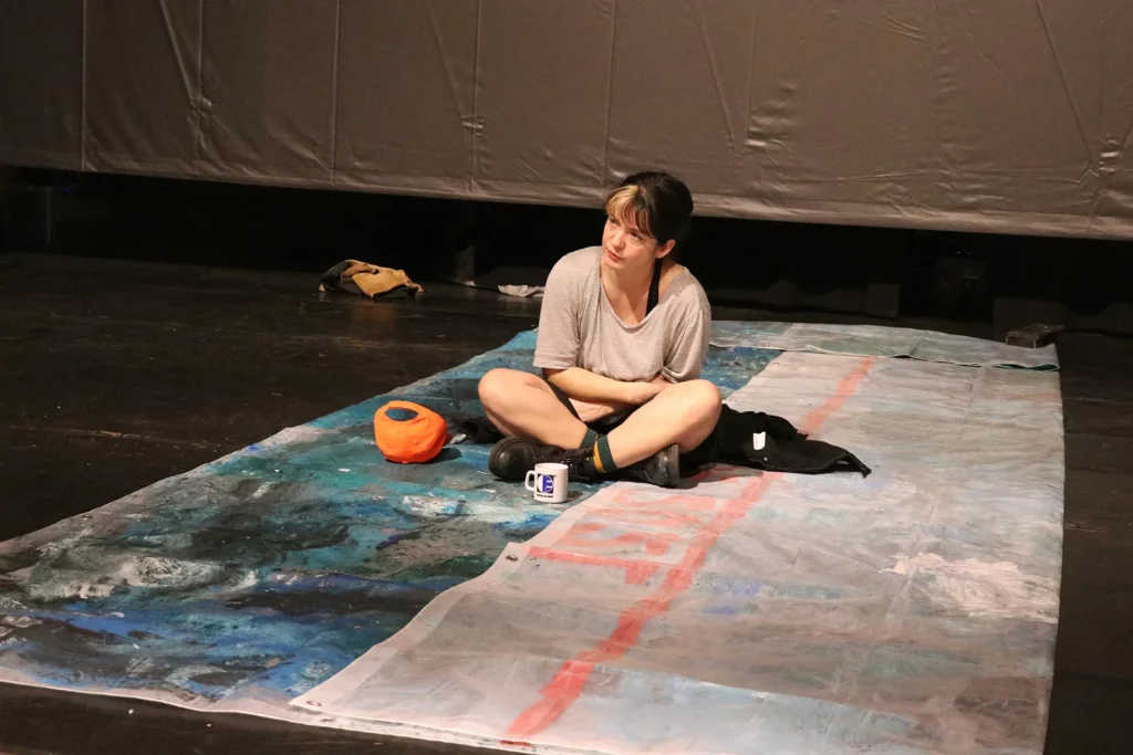 Les Enfants dans la vallée, Les Ateliers de la Colline, résidence à la Vecquée, photos de répétitions prises durant la phase de création du spectacle, crédit Lola Contessi