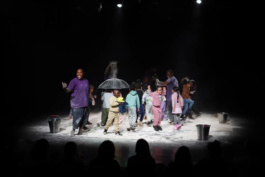 Spectacle Sandscape de Kininso Concept Productions basé au  Nigéria, pendant l’évènement « Générations lumineuses (Bright Generations) » entre mars 2025, à Marseille. Crédit : Hugo 
Bougouin.