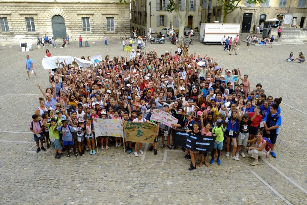  Des participants, enfants et adultes, du séjour « Avignon Enfants à l’honneur », organisé par Scènes d’enfance-Assitej France. Crédit : Scènes d’enfance. 