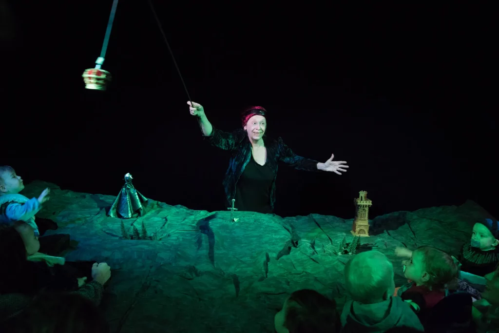 Baby Macbeth, de et par Agnès Limbos, Festival Mondial des Théâtres de Marionnettes, 2017, crédit Marie Piemme