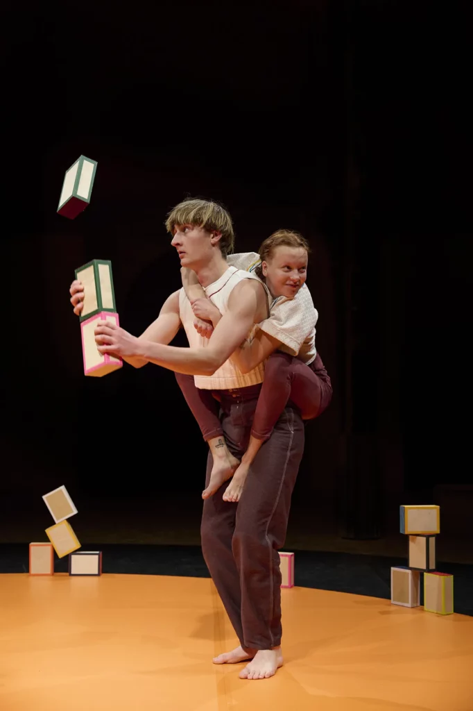 Cousumain, mis en scène par Jeanne Mordoj, compagnie Bal, produit par l’Académie Fratellini ©Laetitia d'Aboville.