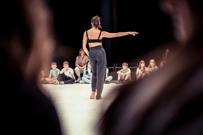Rencontres 2024 de l'opération Art à l'École d'ékla à Charleroi danse / crédit photo Olivier Calicis