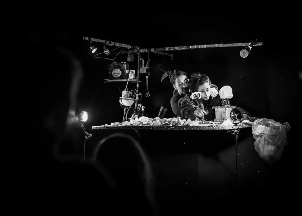 Dans l’Atelier. Conception, mise en scène, scénographie et marionnettes d’Alain Moreau. Cie Le Tof Théâtre. Crédit Melisa Stein et Guto Muniz