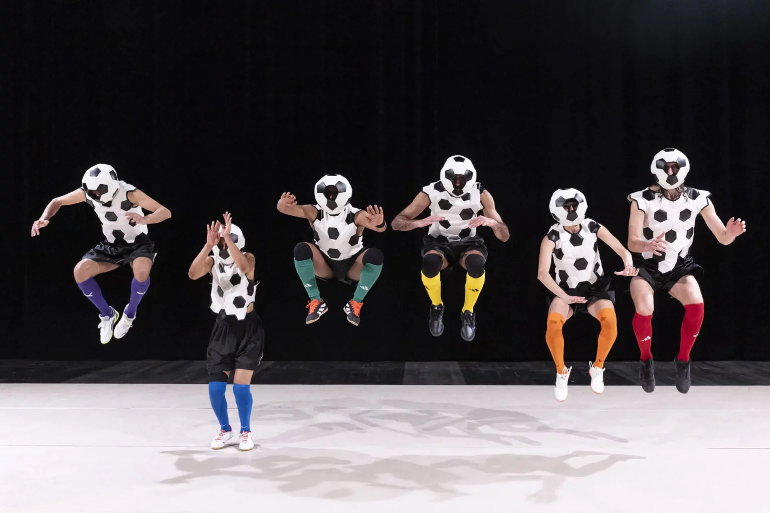 Le spectacle de danse Goal-Fantaisie pour passement de jambes, de la compagnie Fattoumi-Lamoureux, qui sera présentée à l’édition 2025 d’Idéklic. Crédit : Laurent Philippe.