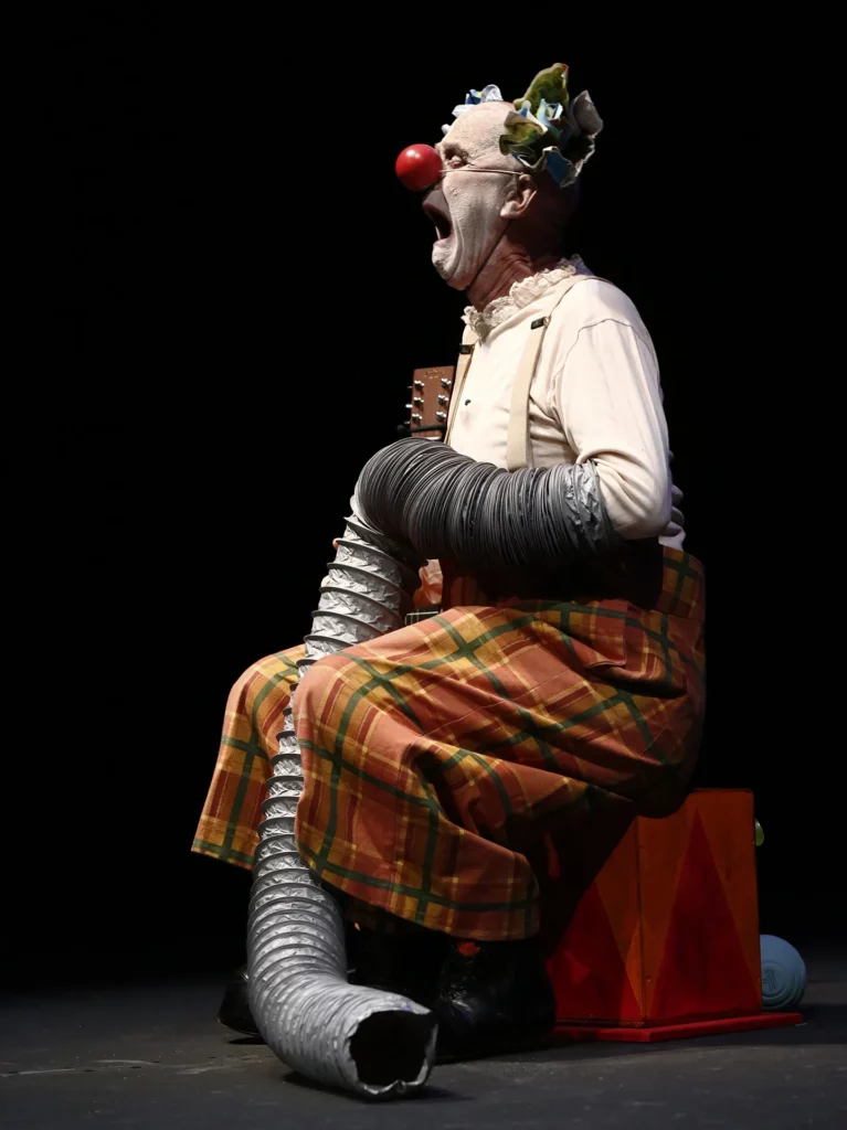 Damien Bouvet, artiste de la compagnie Voix Off, dans le spectacle Pantoufle au cœur présenté à Idéklic en 2024. Crédit : Philippe Cibille.